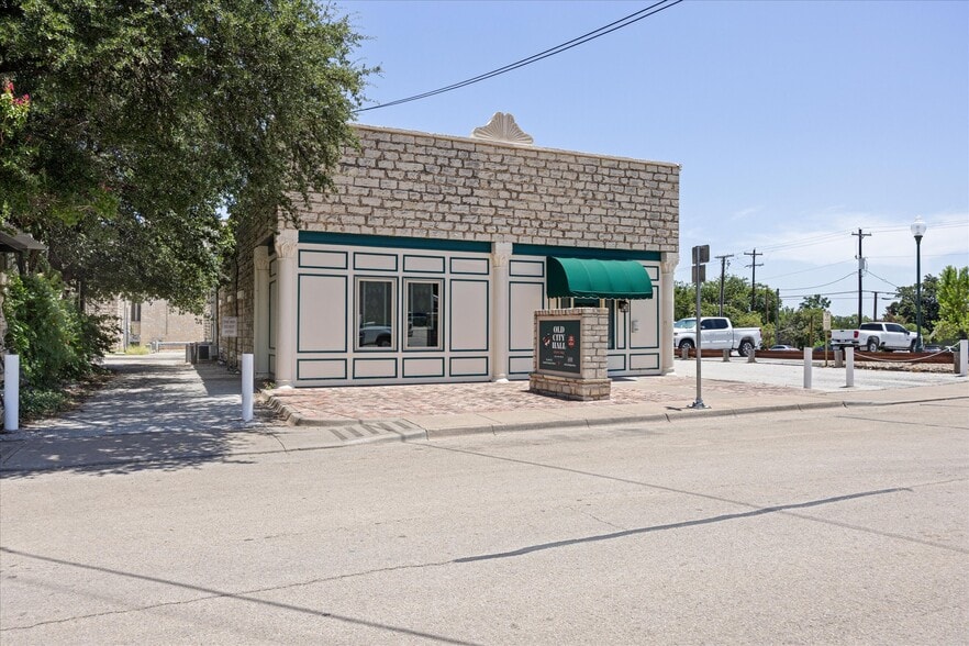 111 S Houston St, Granbury, TX à vendre - Photo de l’immeuble – Image 3 sur 50