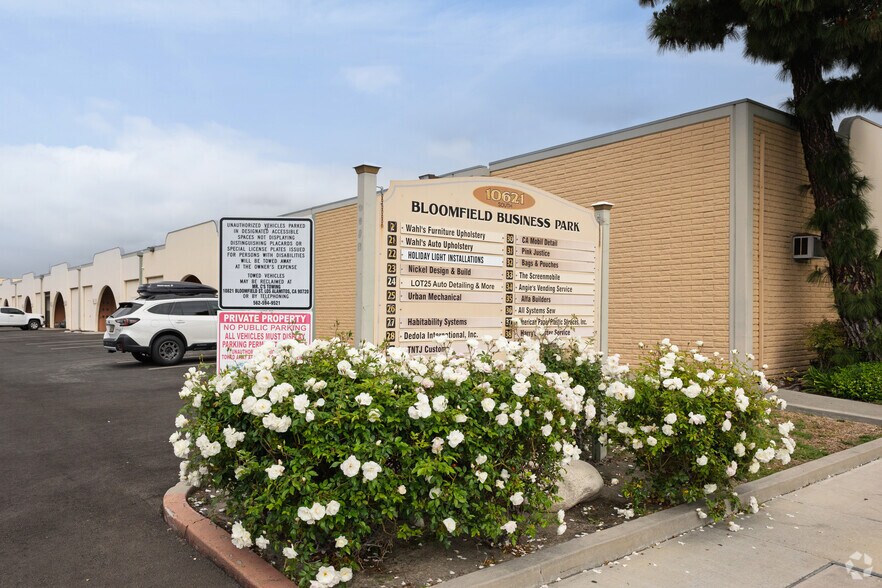 10621 Bloomfield St, Los Alamitos, CA à louer - Photo de l’immeuble – Image 2 sur 16