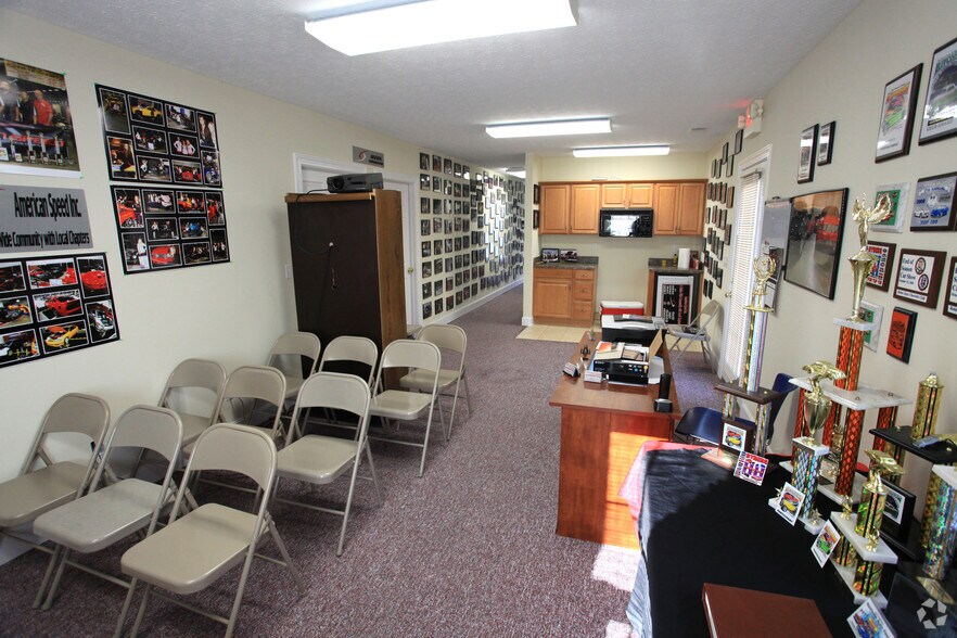 7301 Fegenbush Ln, Louisville, KY à louer - Hall d’entrée – Image 3 sur 31