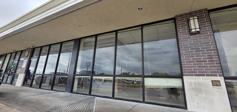 1309 W Fairmont Pky, La Porte, TX à louer - Photo de l’immeuble – Image 2 sur 16