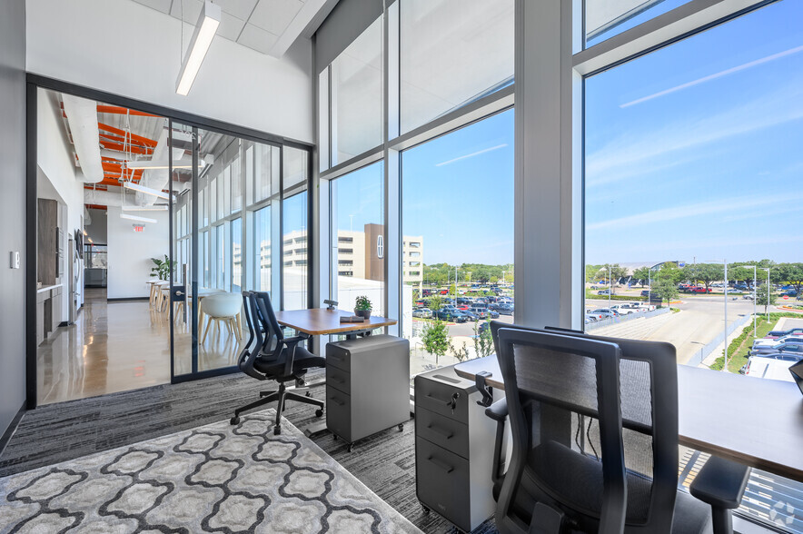 7701 Lemmon Ave, Dallas, TX à louer - Photo intérieure – Image 3 sur 42