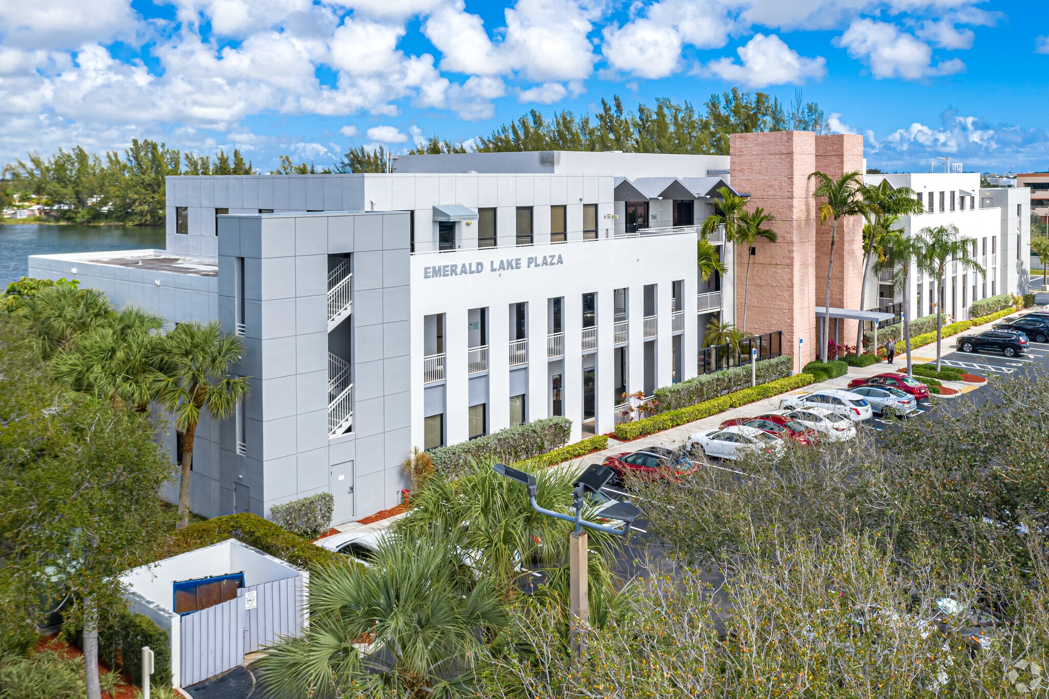 3107 Stirling Rd, Fort Lauderdale, FL à louer Photo principale– Image 1 sur 8