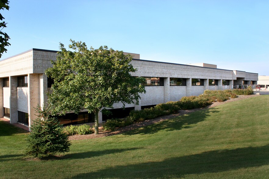 N14W23755 Stone Ridge Dr, Waukesha, WI à louer - Photo de l’immeuble – Image 2 sur 6