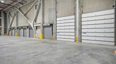 28-10 Whitestone Expy, Flushing, NY à louer Photo intérieure– Image 2 sur 5