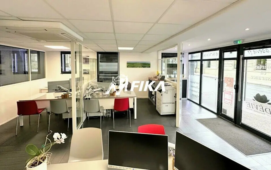 Local commercial dans Saint-Médard-en-Jalles à vendre - Photo de l’immeuble – Image 2 sur 12