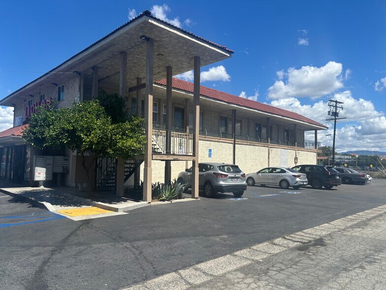 151 N Tustin Ave, Santa Ana, CA à louer - Photo principale – Image 1 sur 10