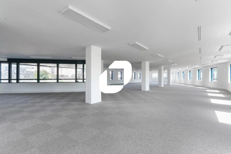 Local d’activités dans Noisy-le-Grand à louer - Photo de l’immeuble – Image 2 sur 12