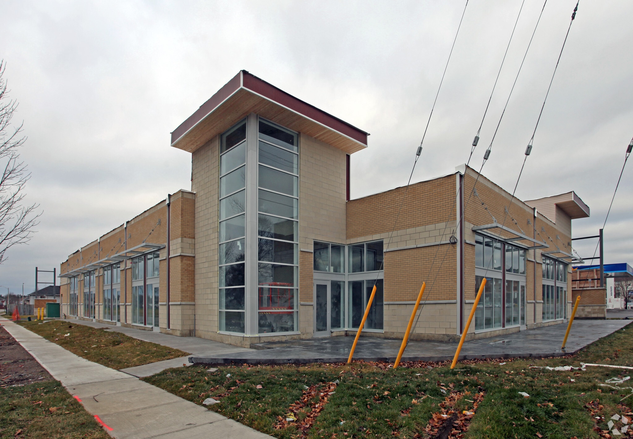 1812-1814 Simcoe St N, Oshawa, ON à louer Photo principale– Image 1 sur 5