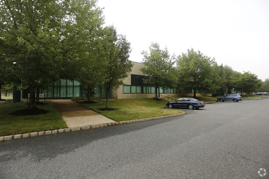8 Clarke Dr, Cranbury, NJ à louer - Photo principale – Image 1 sur 12