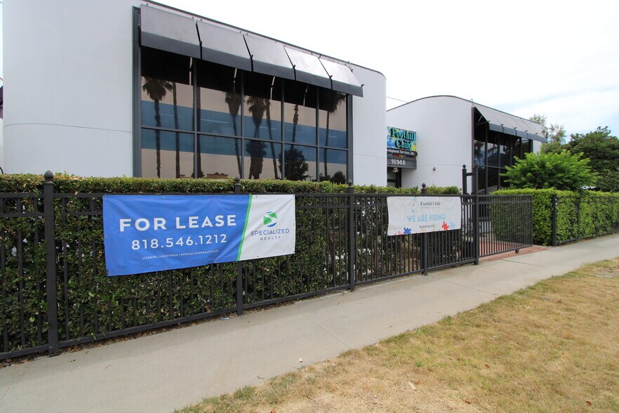 16946 Sherman Way, Lake Balboa, CA à louer - Photo de l’immeuble – Image 1 sur 10