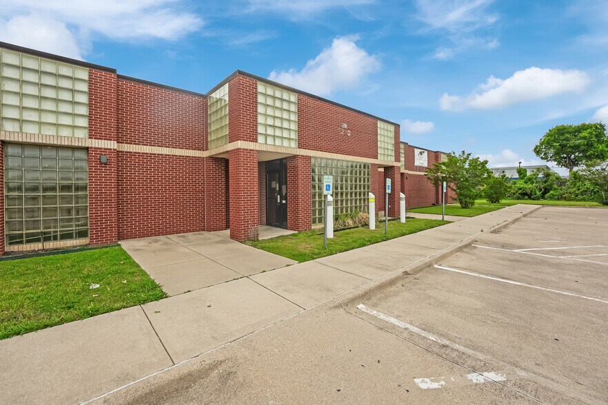 2210 N State Highway 360, Grand Prairie, TX à vendre - Photo de l’immeuble – Image 2 sur 9
