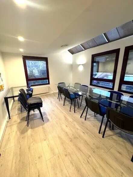 Bureau dans Champagne-au-Mont-d'Or à louer - Photo de l’immeuble – Image 2 sur 6