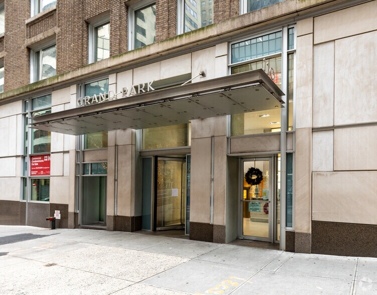 104-110 E 40th St, New York, NY à vendre - Photo de l’immeuble – Image 3 sur 26
