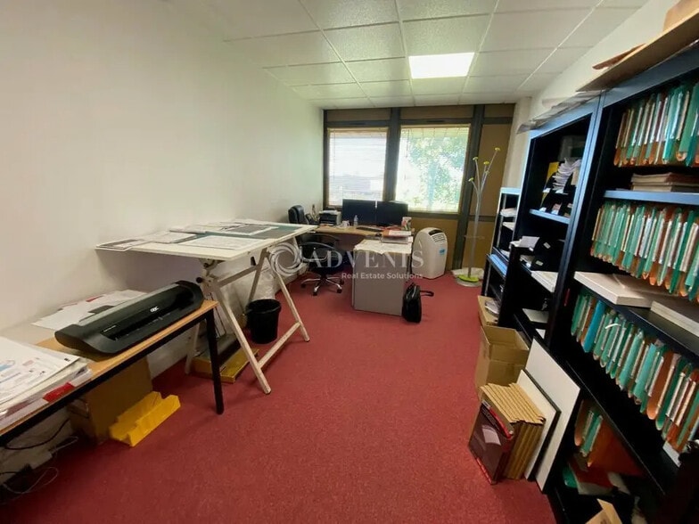 Bureau dans Croissy-Beaubourg à vendre - Photo de l’immeuble – Image 2 sur 4