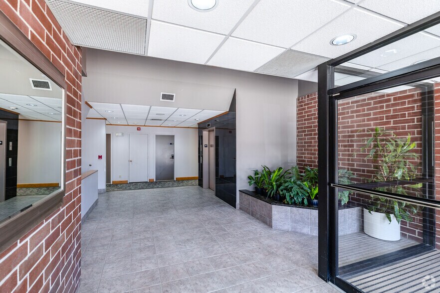 427 Bedford Rd, Pleasantville, NY à louer - Hall d’entrée – Image 3 sur 9
