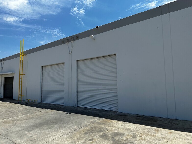 1577-1585 W Roosevelt St, Azusa, CA à louer - Photo de l’immeuble – Image 2 sur 4