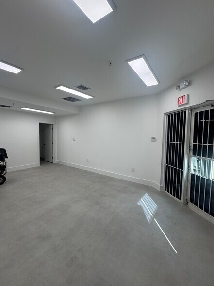 9450 NW 58th St, Miami, FL à louer - Photo de l’immeuble – Image 2 sur 7