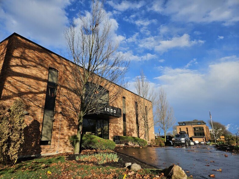 1250 Chambers Rd, Columbus, OH à louer - Photo de l’immeuble – Image 1 sur 7