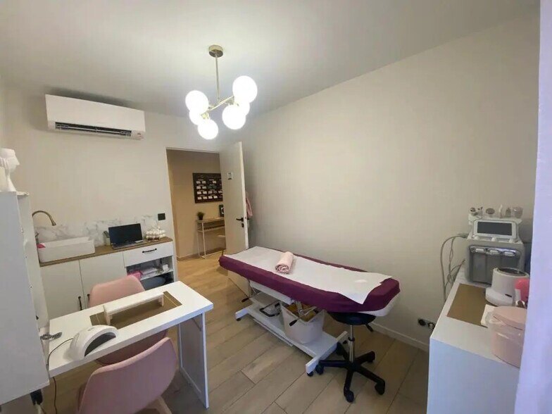 Bureau dans Saint-Laurent-du-Var à louer - Photo de l’immeuble – Image 1 sur 15