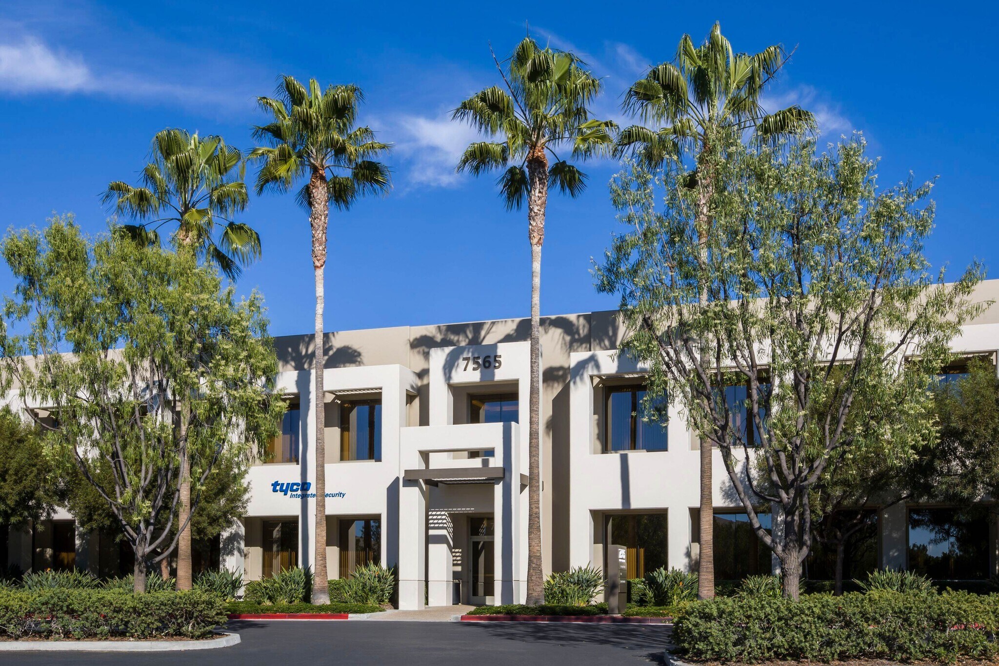 7525 Irvine Center Dr, Irvine, CA à louer Photo principale– Image 1 sur 25