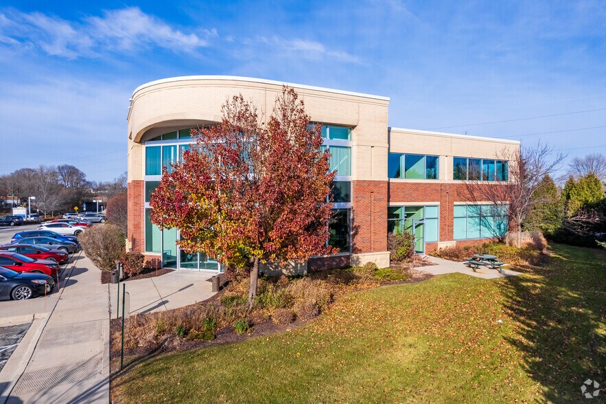 5650 N Green Bay Ave, Glendale, WI à louer - Photo de l’immeuble – Image 3 sur 10