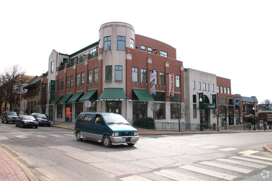 530 E Kirkwood Ave, Bloomington, IN à louer - Photo principale – Image 2 sur 8