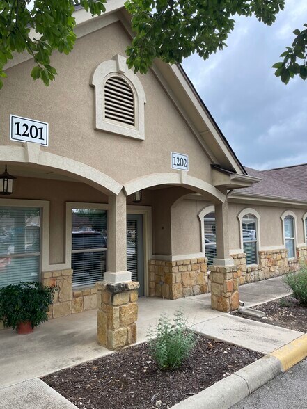 1619 Common St, New Braunfels, TX à louer - Photo de l’immeuble – Image 2 sur 9