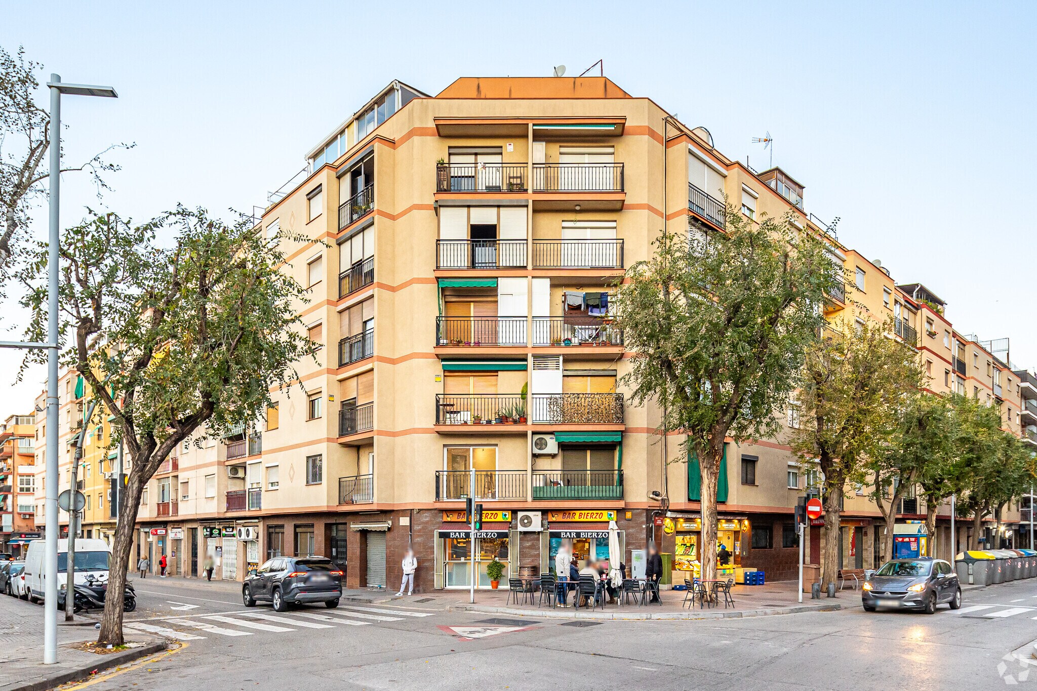 Immeuble residentiel dans Santa Coloma de Gramenet, Barcelona à vendre Photo principale– Image 1 sur 3