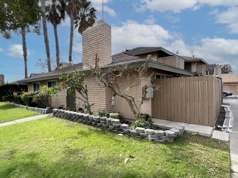 2562 N Bourbon St, Orange, CA à vendre - Photo de l’immeuble – Image 3 sur 7