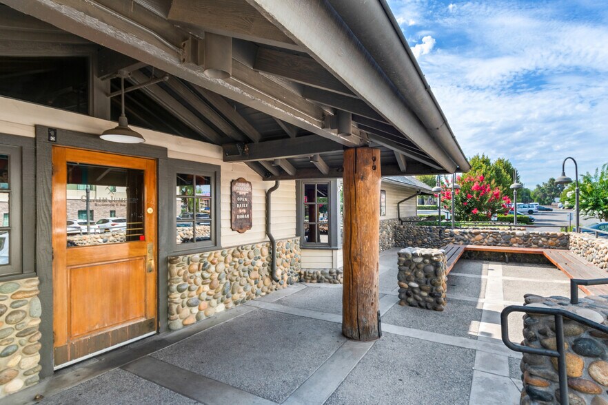 1905 S Commerce Center Dr E, San Bernardino, CA à louer - Photo de l’immeuble – Image 3 sur 23
