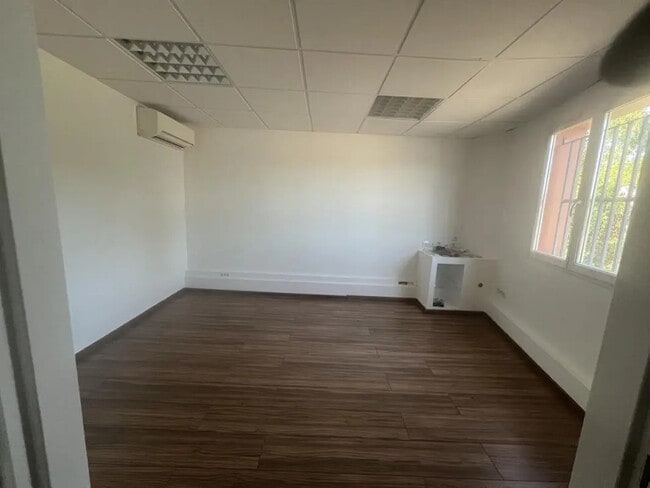 Plus de détails pour Local d'activités à louer