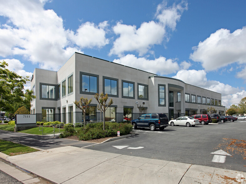 7111 N Fresno St, Fresno, CA à louer - Photo de l’immeuble – Image 3 sur 22