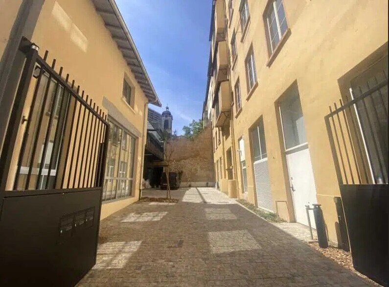 Bureau dans Lyon à vendre - Photo de l’immeuble – Image 2 sur 16