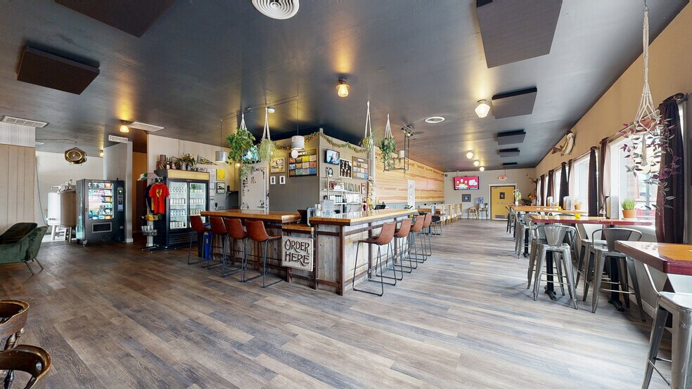 Retail/ Flex Plaza (19,121 Total SF) portefeuille de 4 biens à vendre sur LoopNet.fr - Numérisation 3D Matterport – Image 3 sur 26