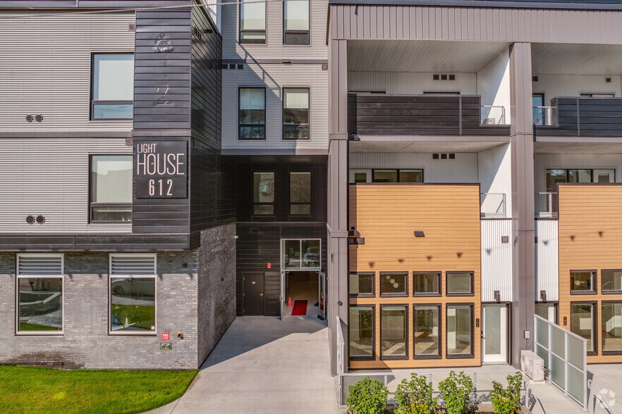 613 Constance Av, Esquimalt, BC à louer - Photo de l’immeuble – Image 3 sur 34