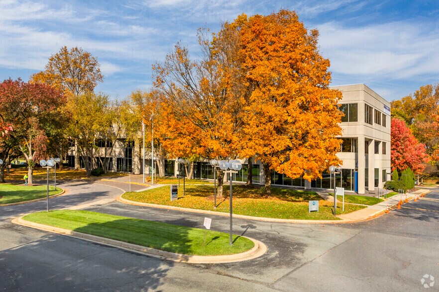 15204 Omega Dr, Rockville, MD à louer - Photo de l’immeuble – Image 1 sur 8