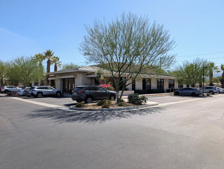 74000 Country Club Dr, Palm Desert, CA à vendre - Photo de l’immeuble – Image 2 sur 8