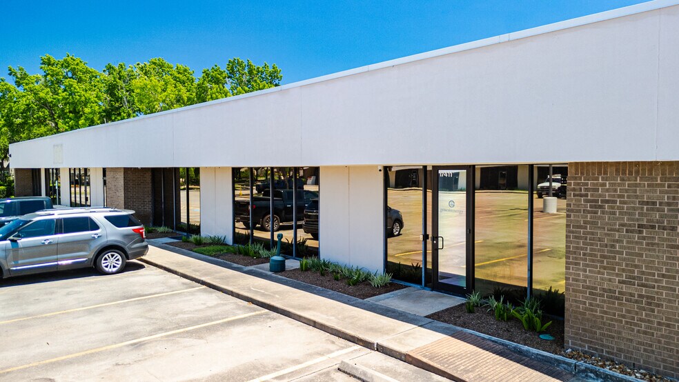 17449-17497 Village Green Dr, Houston, TX à louer - Photo de l’immeuble – Image 3 sur 7