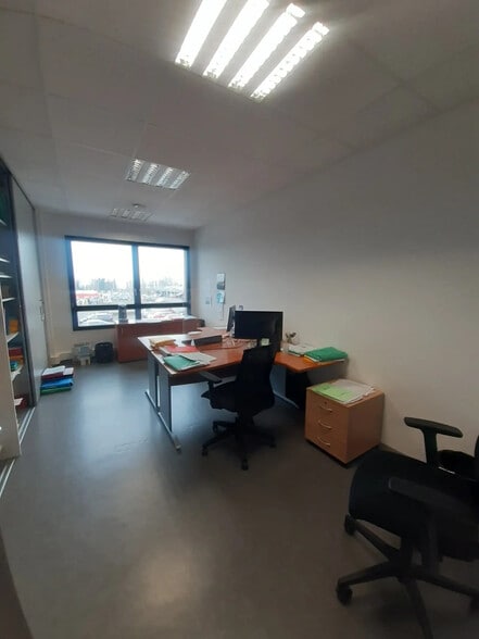 Bureau dans Dury à louer - Photo de l’immeuble – Image 3 sur 11