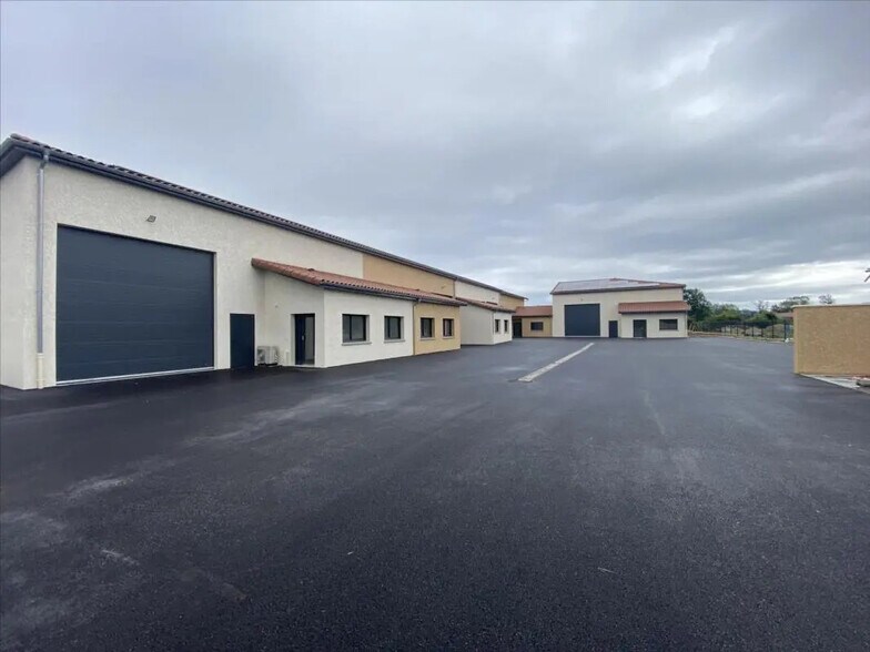 Industriel/Logistique dans Beaupont à louer - Photo de l’immeuble – Image 1 sur 10