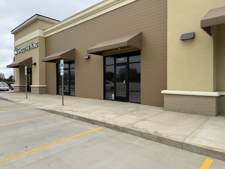 1440-1446 NE Douglas St, Lees Summit, MO à louer - Photo de l’immeuble – Image 2 sur 6