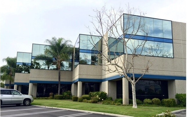 13875 Cerritos Corporate Dr, Cerritos, CA à louer - Photo de l’immeuble – Image 2 sur 4