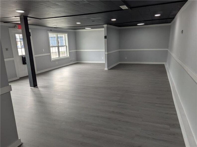 108 Commercial St, Webster, NY à louer - Photo intérieure – Image 2 sur 9