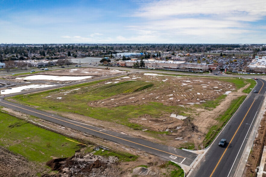 NEC Herndon & Helm Ave, Clovis, CA à vendre - Aérien – Image 2 sur 9