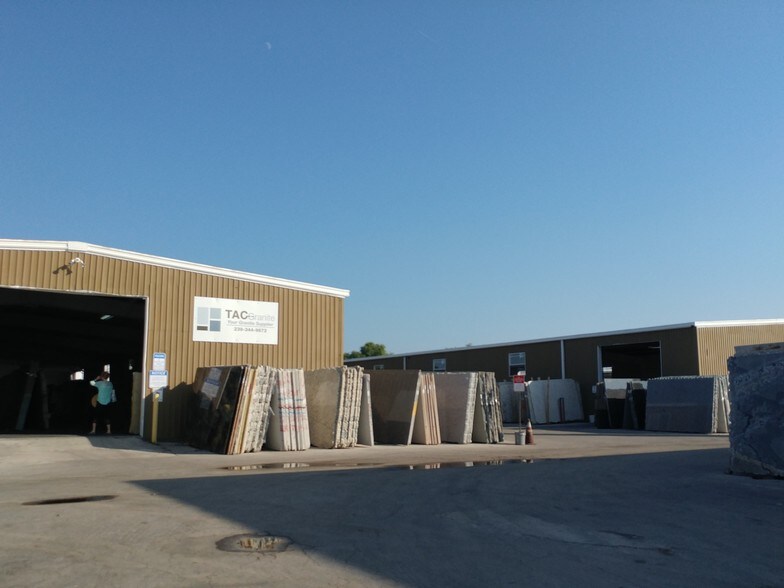 4605 Fowler St, Fort Myers, FL à vendre - Photo principale – Image 1 sur 9