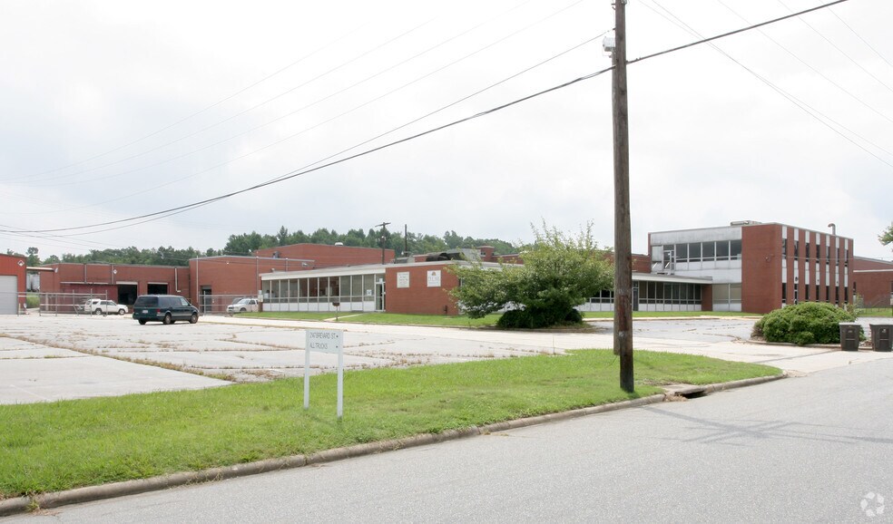 2147 Brevard Rd, High Point, NC à vendre - Photo de l’immeuble – Image 2 sur 9