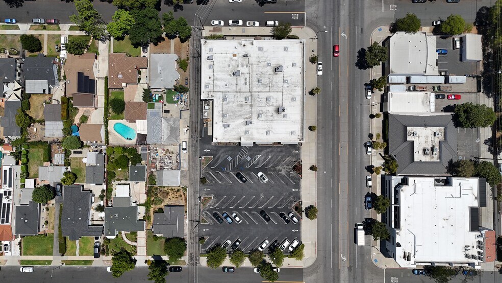 2721 W Magnolia Blvd, Burbank, CA à louer - Photo de l’immeuble – Image 3 sur 12