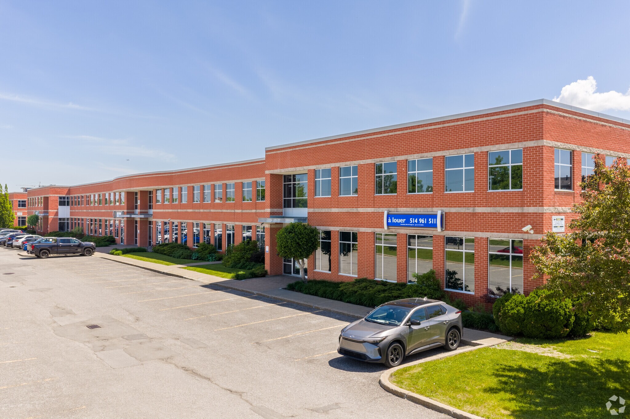 5896-5932 Boul Henri-Bourassa O, Montréal, QC à louer Photo principale– Image 1 sur 6