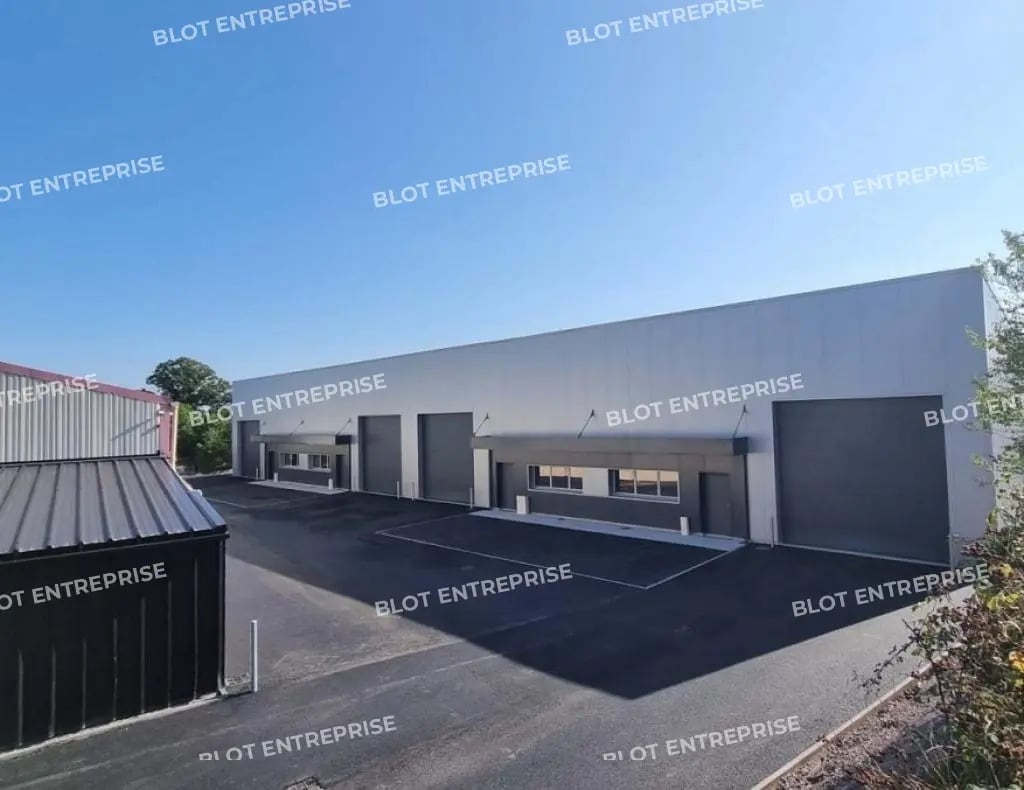 Local d'activités dans Laillé à vendre Photo de l’immeuble– Image 1 sur 6