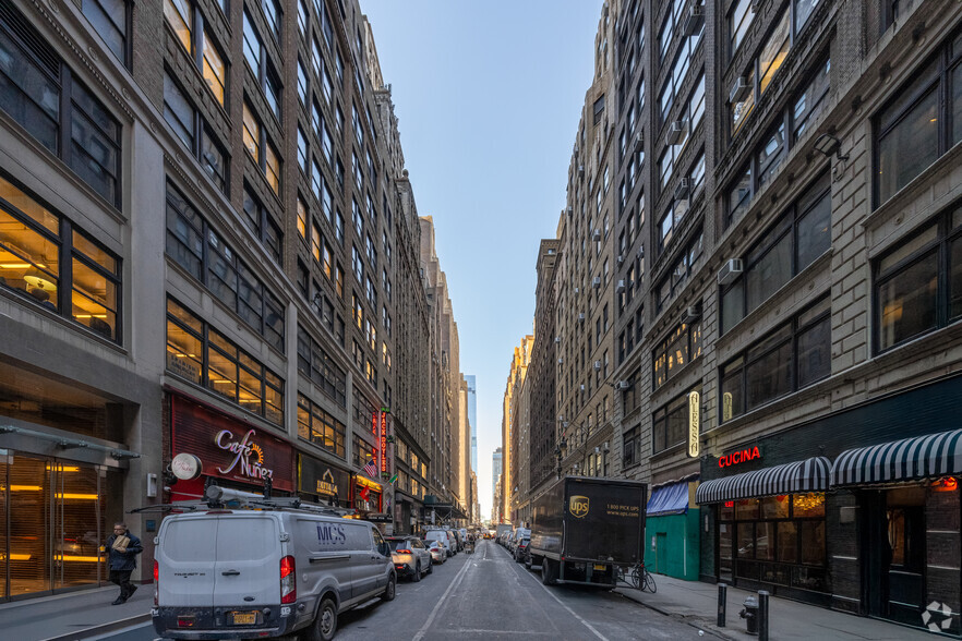 248 W 35th St, New York, NY à louer - Photo de l’immeuble – Image 2 sur 5